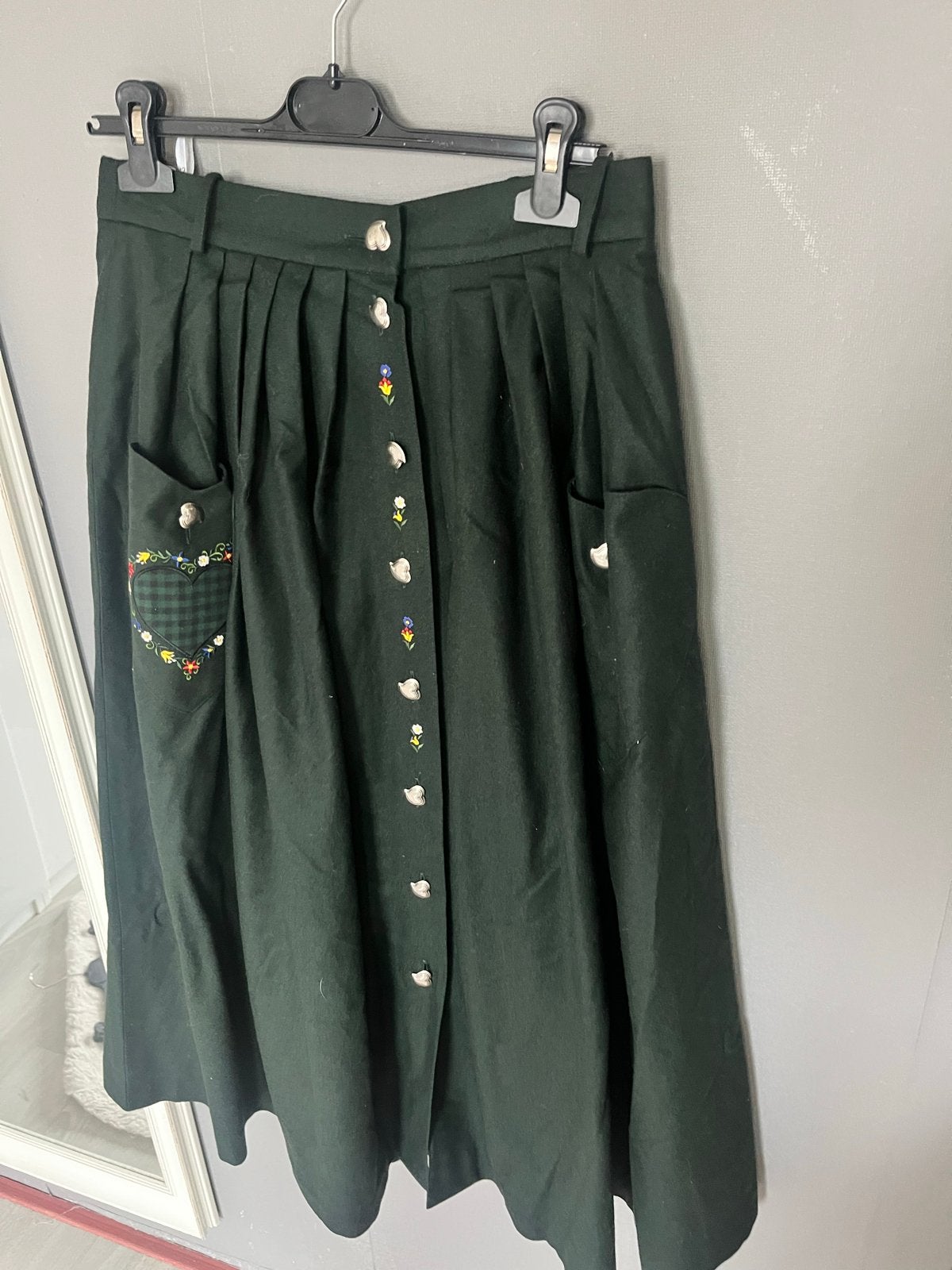 Donkergroene Dirndl Rok met Hartjes en Bloemen, Verzenden, Maat 42/44 (L), Zo goed als nieuw, Onder de knie