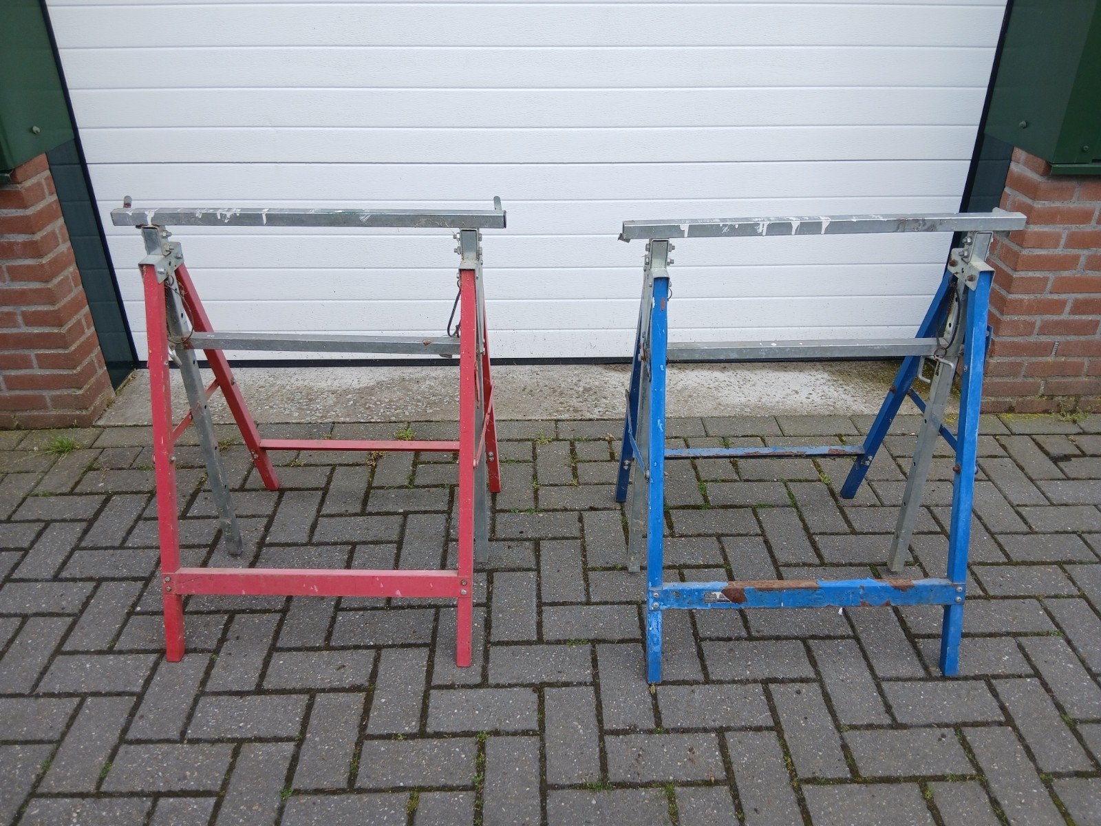 Set van 2 schragen: rood en blauw, 85cm hoog, inklapbaar, Ophalen, Gebruikt, Overige typen, Minder dan 2 meter
