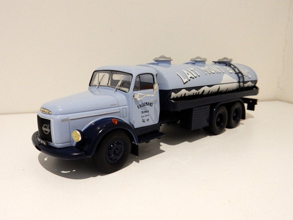 Ixo Altaya Volvo N88 tankwagen Lait Mont Blanc + doos 1/43, Ophalen of Verzenden, Zo goed als nieuw, Bus of Vrachtwagen, Overige merken