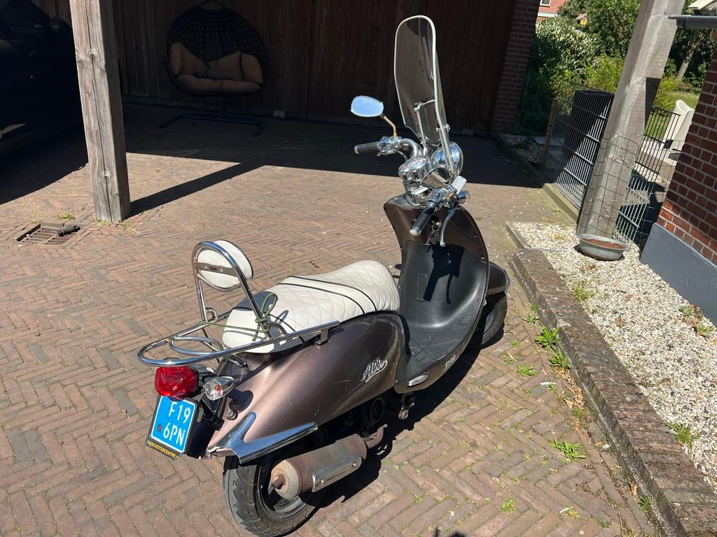 Sym Allo Scooter - Bruin met Windscherm en Rugsteun, Fietsen en Brommers, Scooters | SYM, Ophalen, Gebruikt, Maximaal 45 km/u