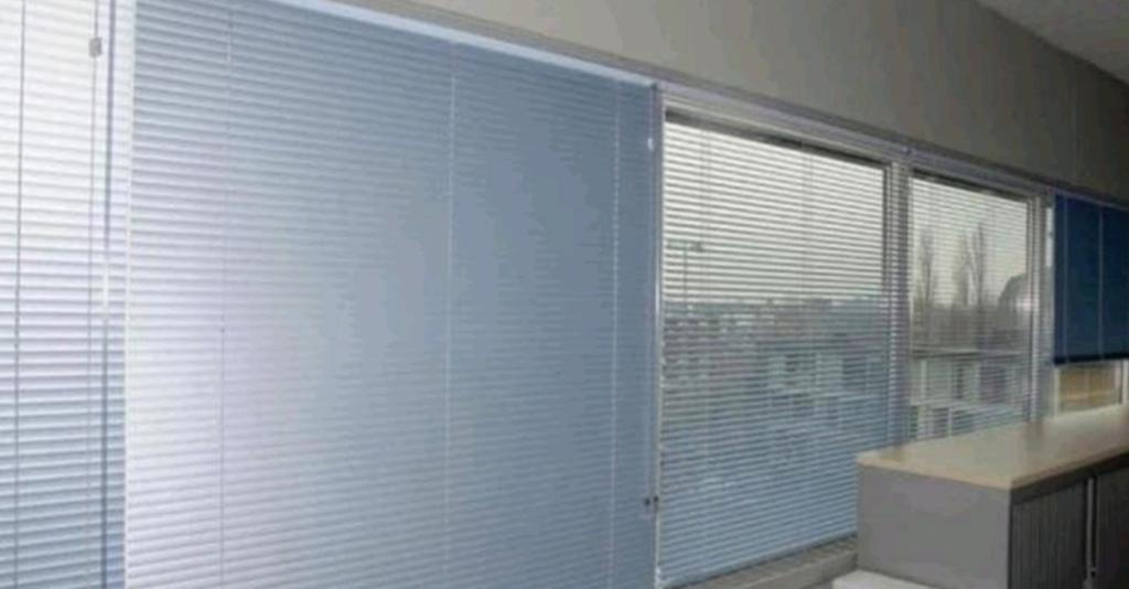 1x Luxaflex, 117B x 130H, zacht blauw met zilveren glans., 100 tot 150 cm, Blauw, 100 tot 150 cm, Industrieel / Landelijk