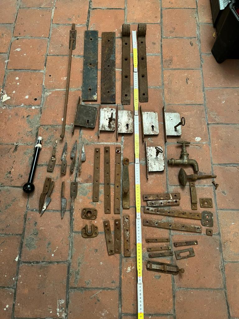 LOT ANTIEKE IJZERWAREN SLOT GRENDEL SLUITWERK HUIS MEUBEL, Ophalen of Verzenden, Slot
