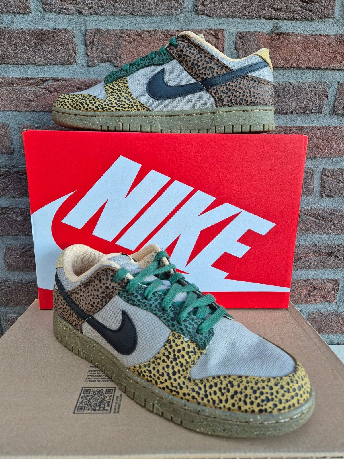 NIKE DUNK LOW "GOLDEN MOSS" (2022) - maat 44 - nieuw in doos, Bruin, Nieuw, NIKE, Ophalen of Verzenden