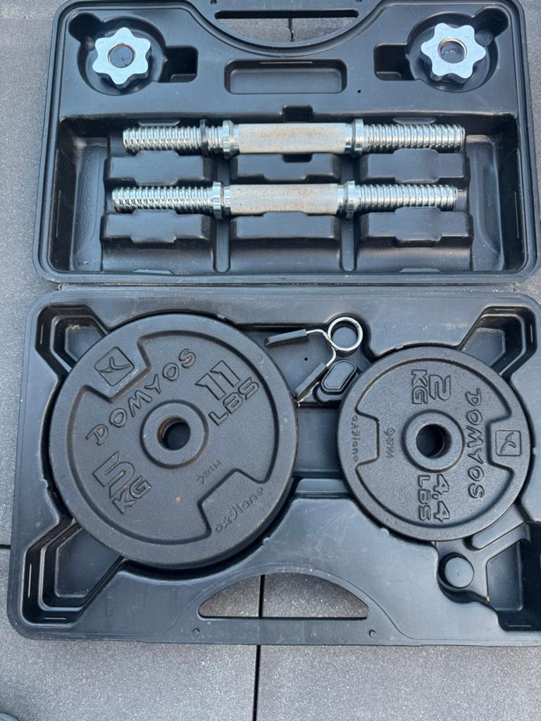 Domyos Halterset 30 kg samen /2 koffers - Zo goed als nieuw, Sport en Fitness, Fitnessmaterialen, Ophalen of Verzenden, Zo goed als nieuw