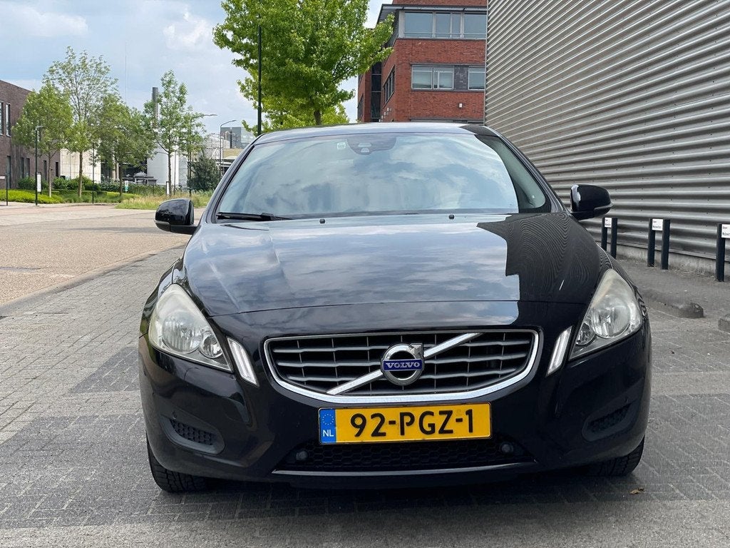 Volvo V60 1.6 T4 180PK Momentum (bj 2011) AUTOMAAT|NAVI|NIEU, Auto's, Volvo, Stof, Gebruikt, 4 cilinders, Zwart