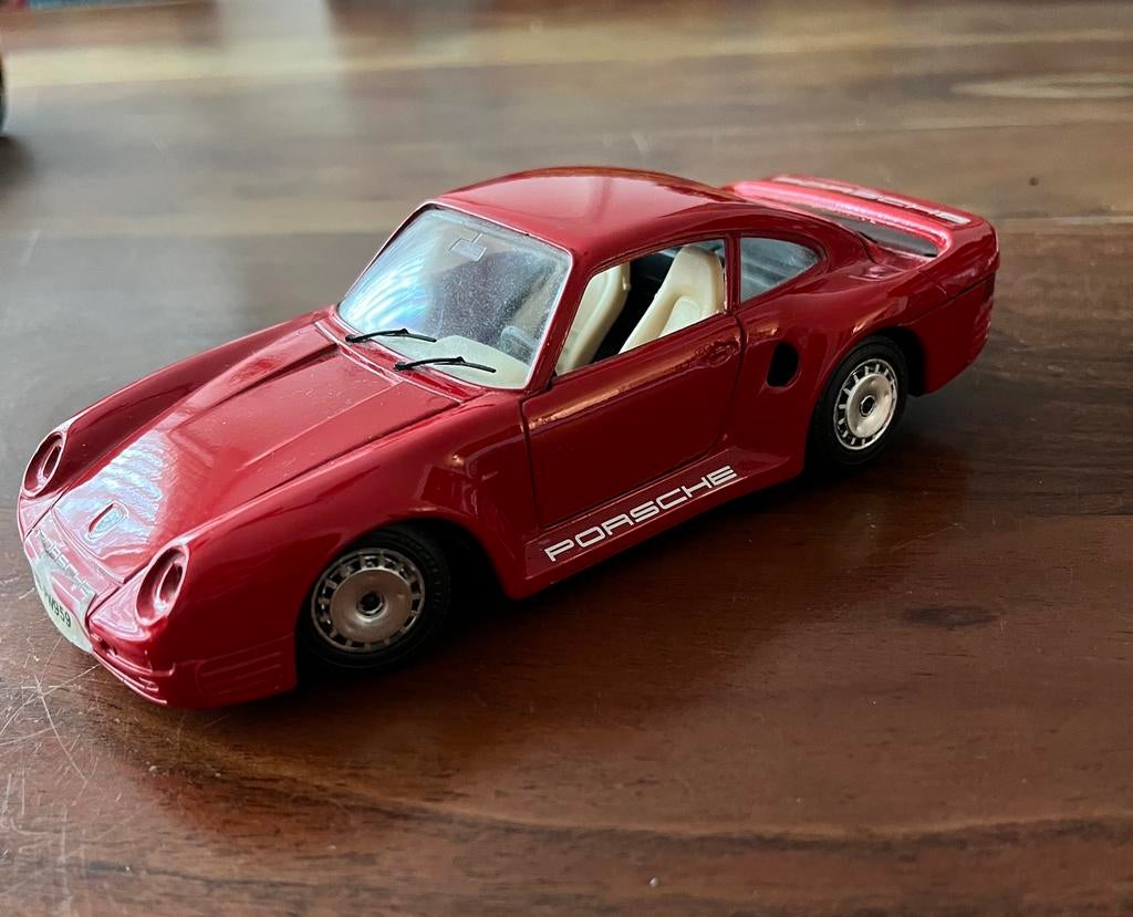 Bburago, Porsche 959. Koplampen ontbreken, Ophalen of Verzenden, Gebruikt, Auto, Bburago