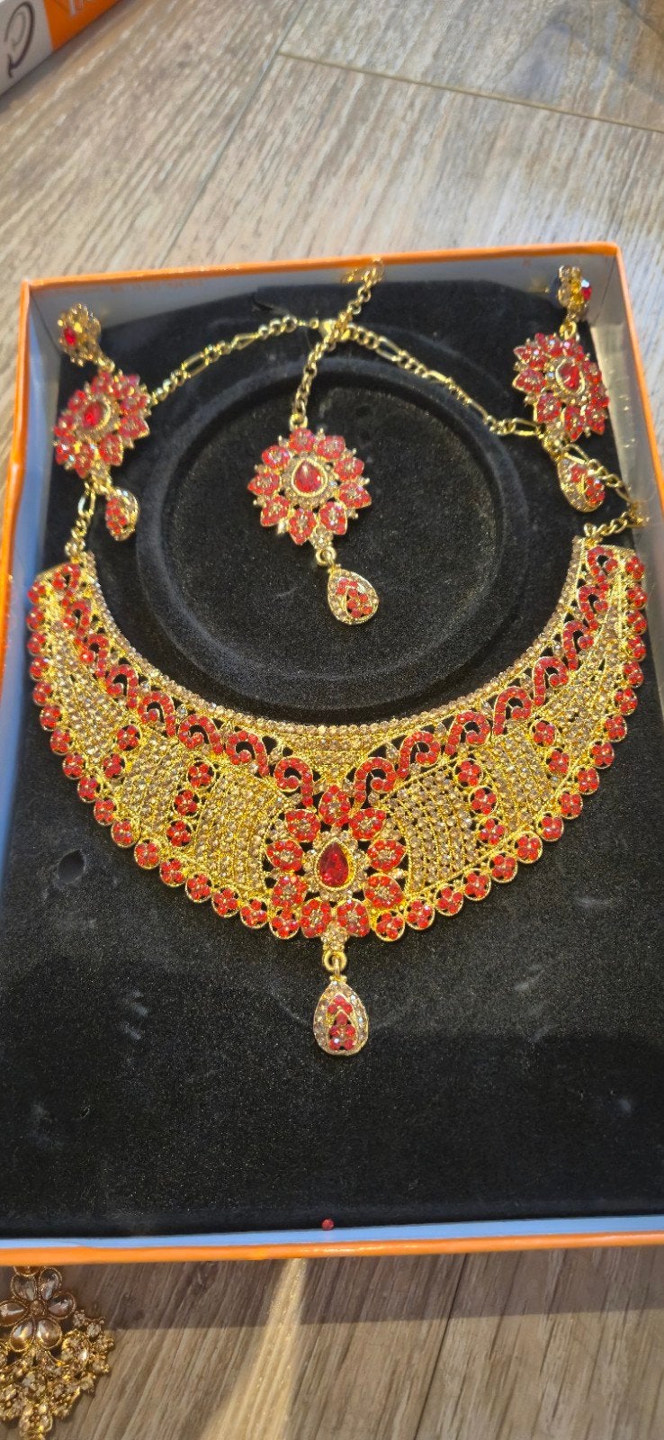 Prachtige Indiase sieradenset met rode stenen, Sieraden, Tassen en Uiterlijk, Kettingen, Overige materialen, Met strass, Ophalen of Verzenden