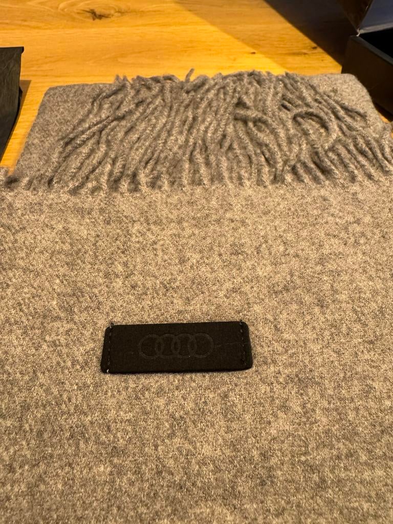 Audi sjaal grijs Nieuw!, Kleding | Heren, Ophalen of Verzenden, Nieuw, Overige maten, Sjaal