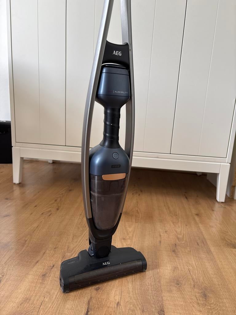 AEG steelstofzuiger - Goede staat, nieuwe filters, Ophalen, Gebruikt, Reservoir, Minder dan 1200 watt