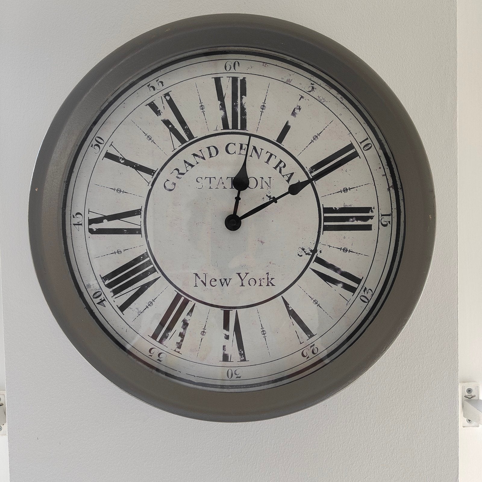 Klok in taupe kleur., Ophalen, Landelijk, Analoog, Wandklok