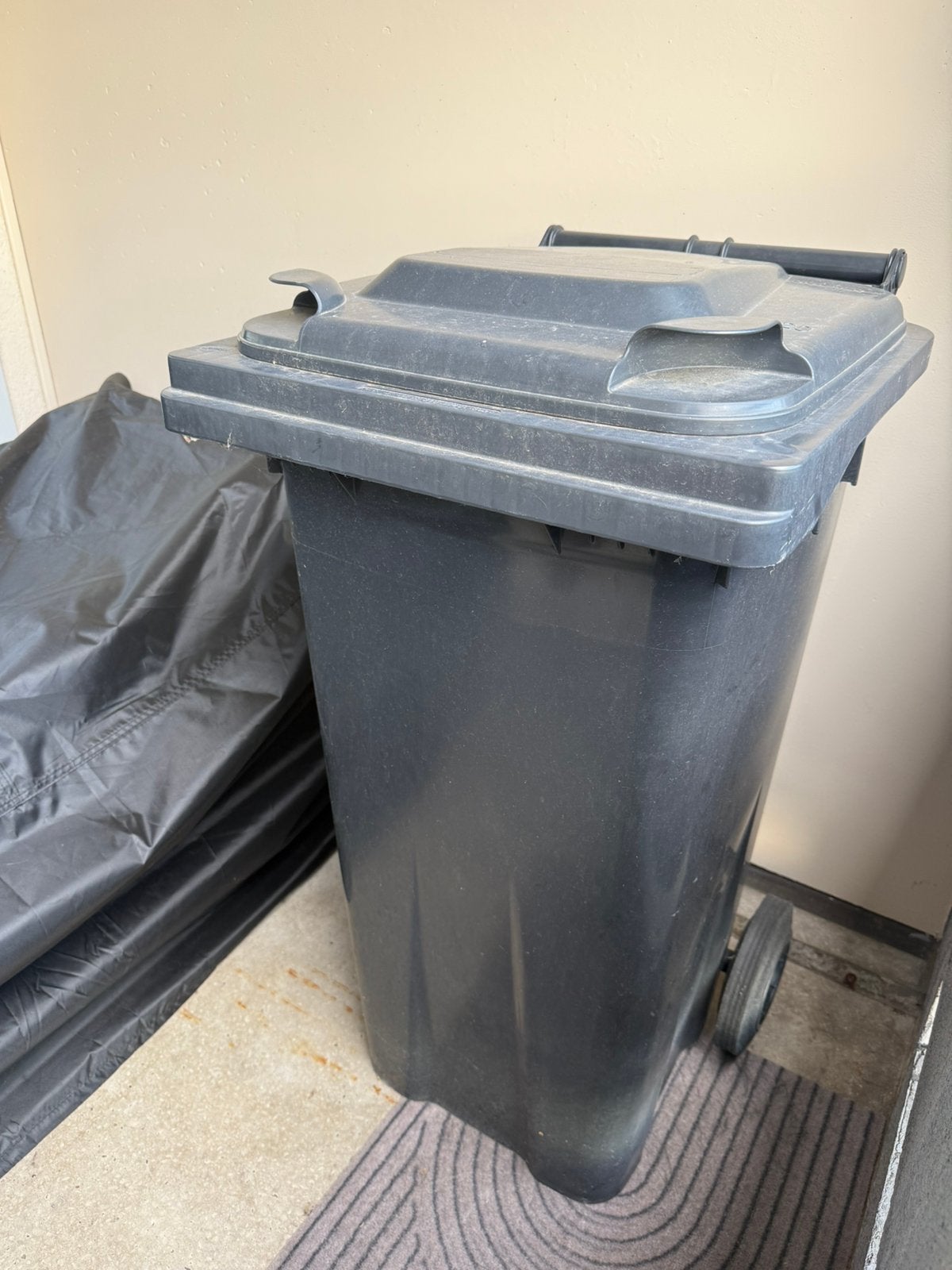 Zwarte afvalcontainer met wielen - Kliko, Ophalen, Gebruikt, Zwart, Kunststof