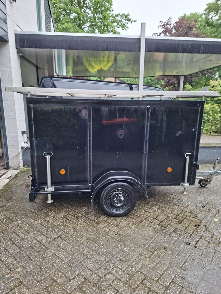 Zwarte gesloten aanhangwagen met imperiaal, Ophalen, Gebruikt