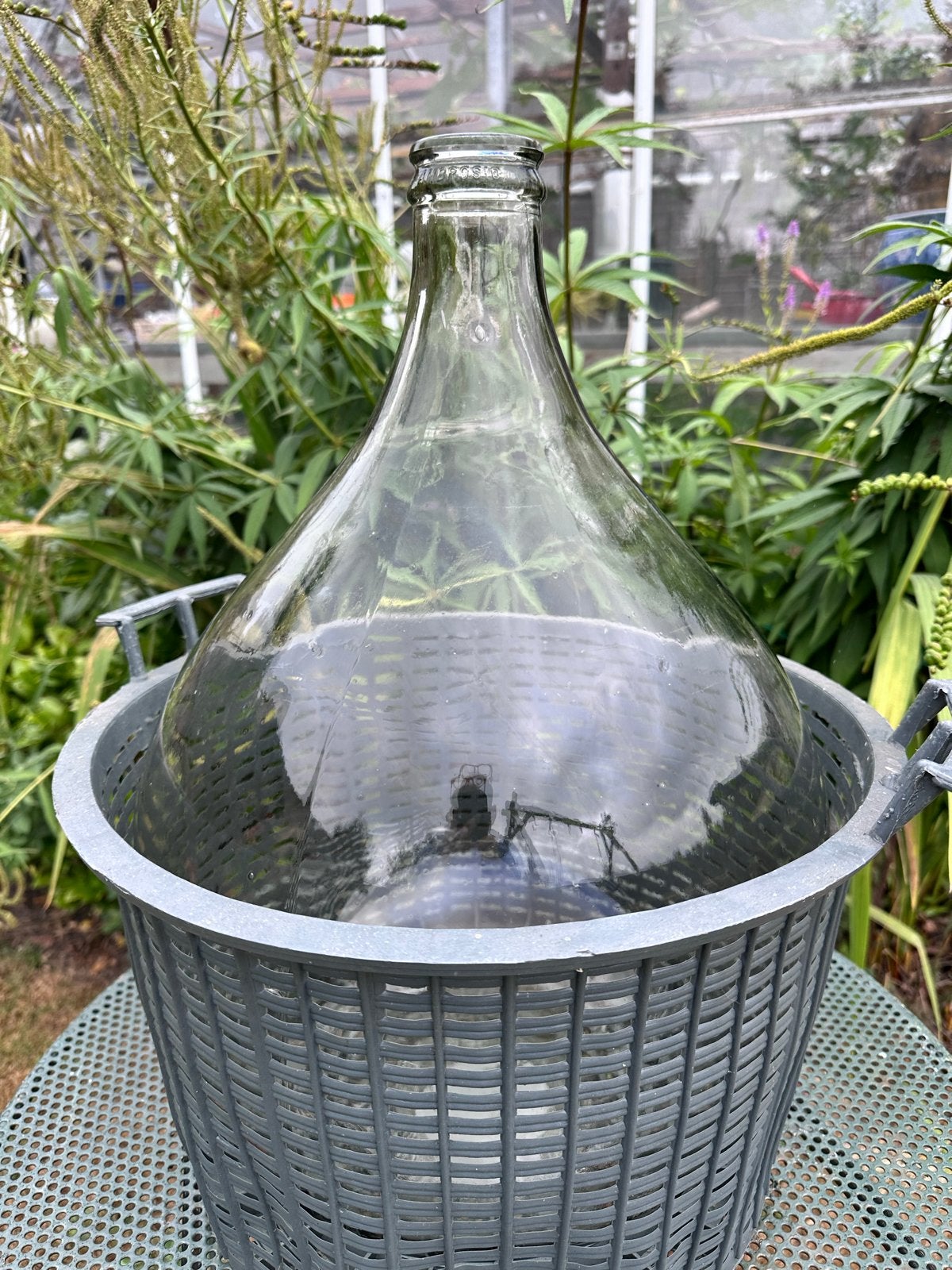 Grote vintage Ambrosio glazen fles in mand, Ophalen