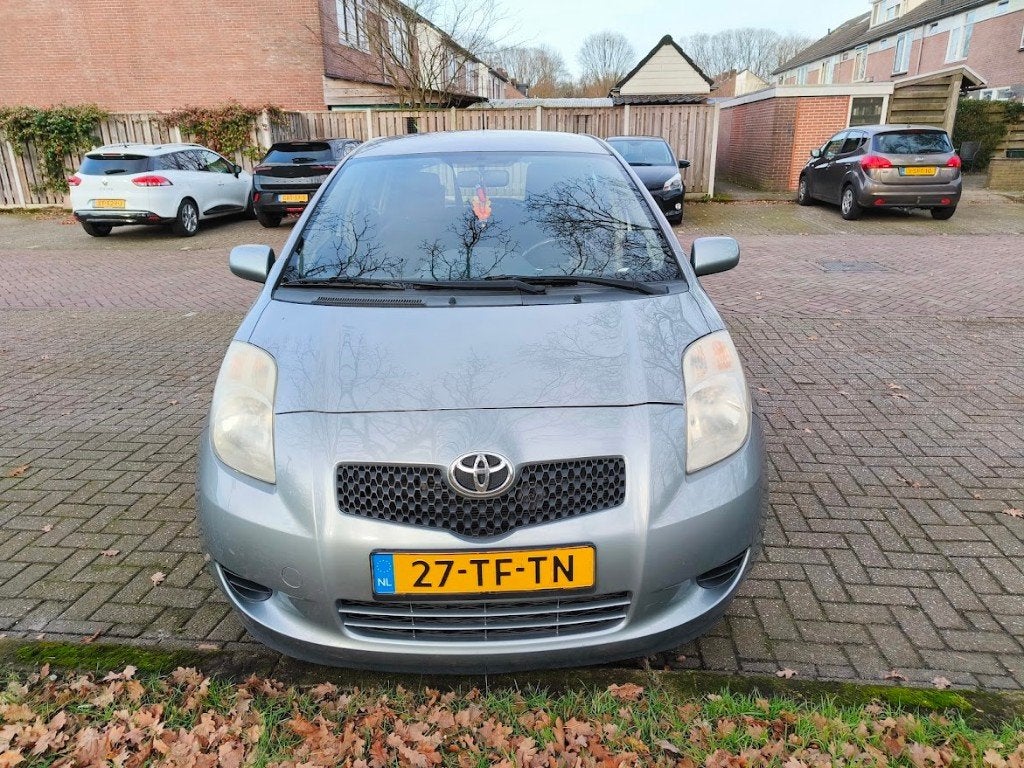Toyota Yaris 1.3 16V Vvt-i 5DR SOL MMT 2006 Grijs, Auto's, Elektrische ramen, 40 €/maand, 750 kg, 4 cilinders