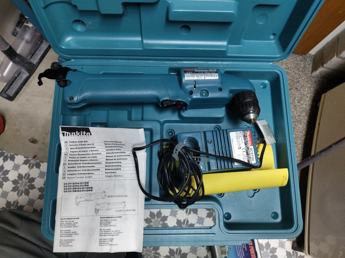 Makita haakse boormachine DA391D met oplader en koffer, Ophalen of Verzenden, Zo goed als nieuw, Boor- en Schroefmachine