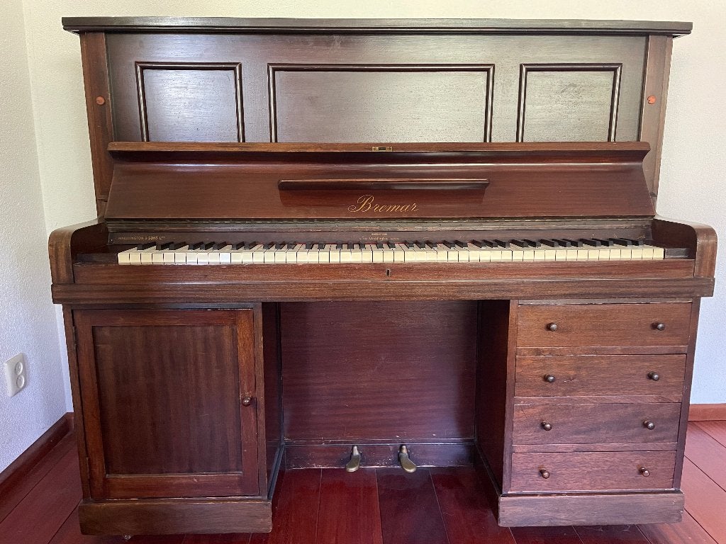 Unieke piano, tevens secretaire. Merk: Bremar, Ophalen, Gebruikt, Bruin, Piano