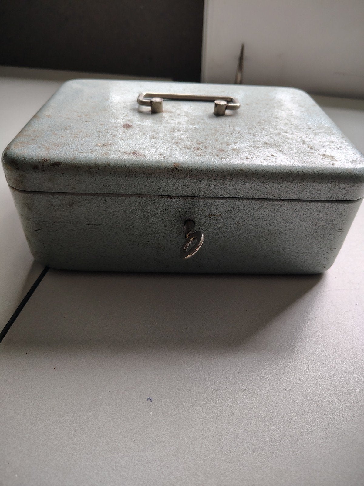 oud  vintage kluisje, Ophalen of Verzenden, Gebruikt, Metaal of Blik, Overige thema's