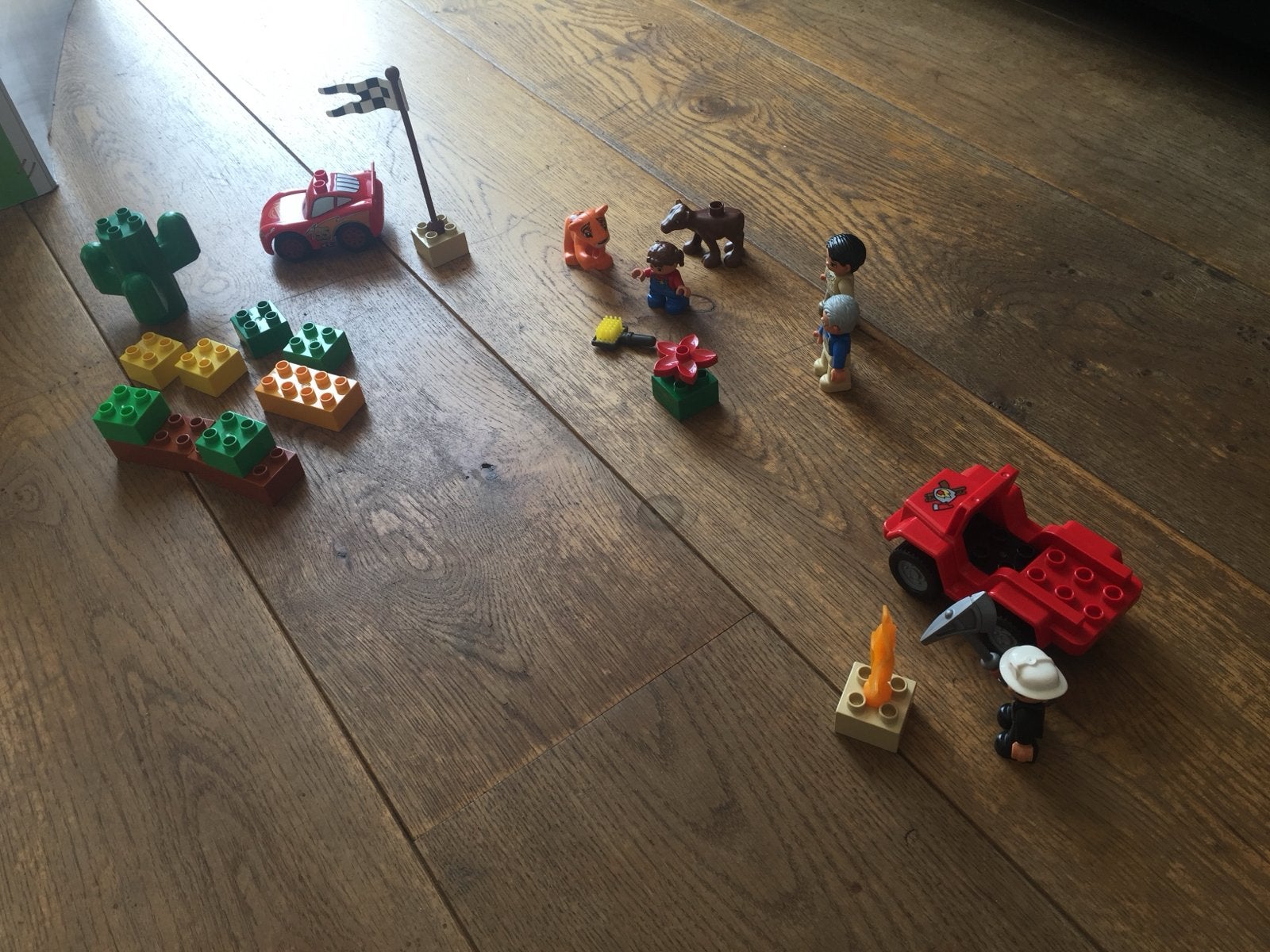 Duplo set met voertuigen, figuren en diverse blokken, Inclusief minifiguren, Gebruikt, Ophalen of Verzenden, Duplo