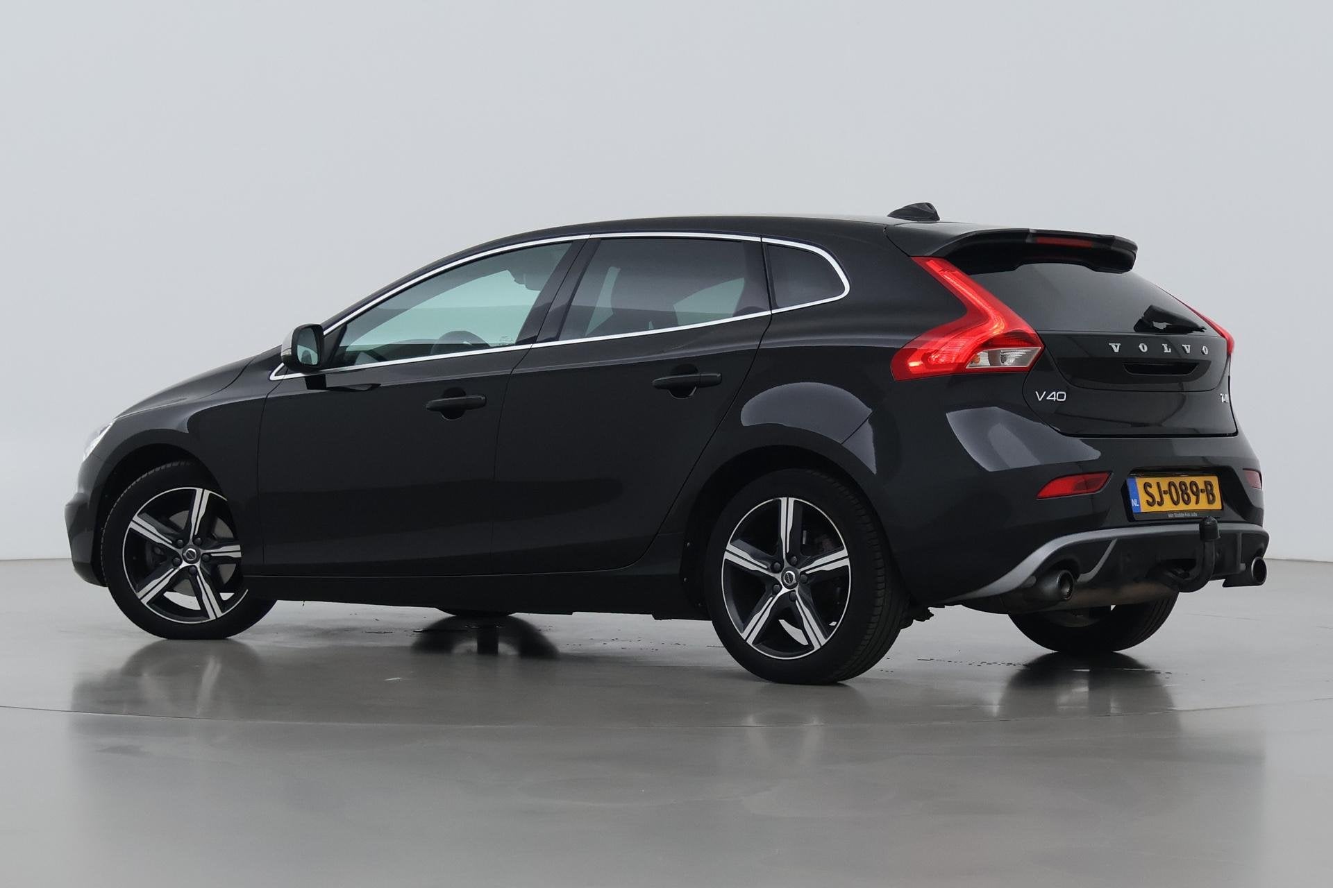 Volvo V40 2.0 T4 R-Design | 190Pk! | Trekhaak | Stoelverwarm, Voorwielaandrijving, Gebruikt, Euro 6, Zwart