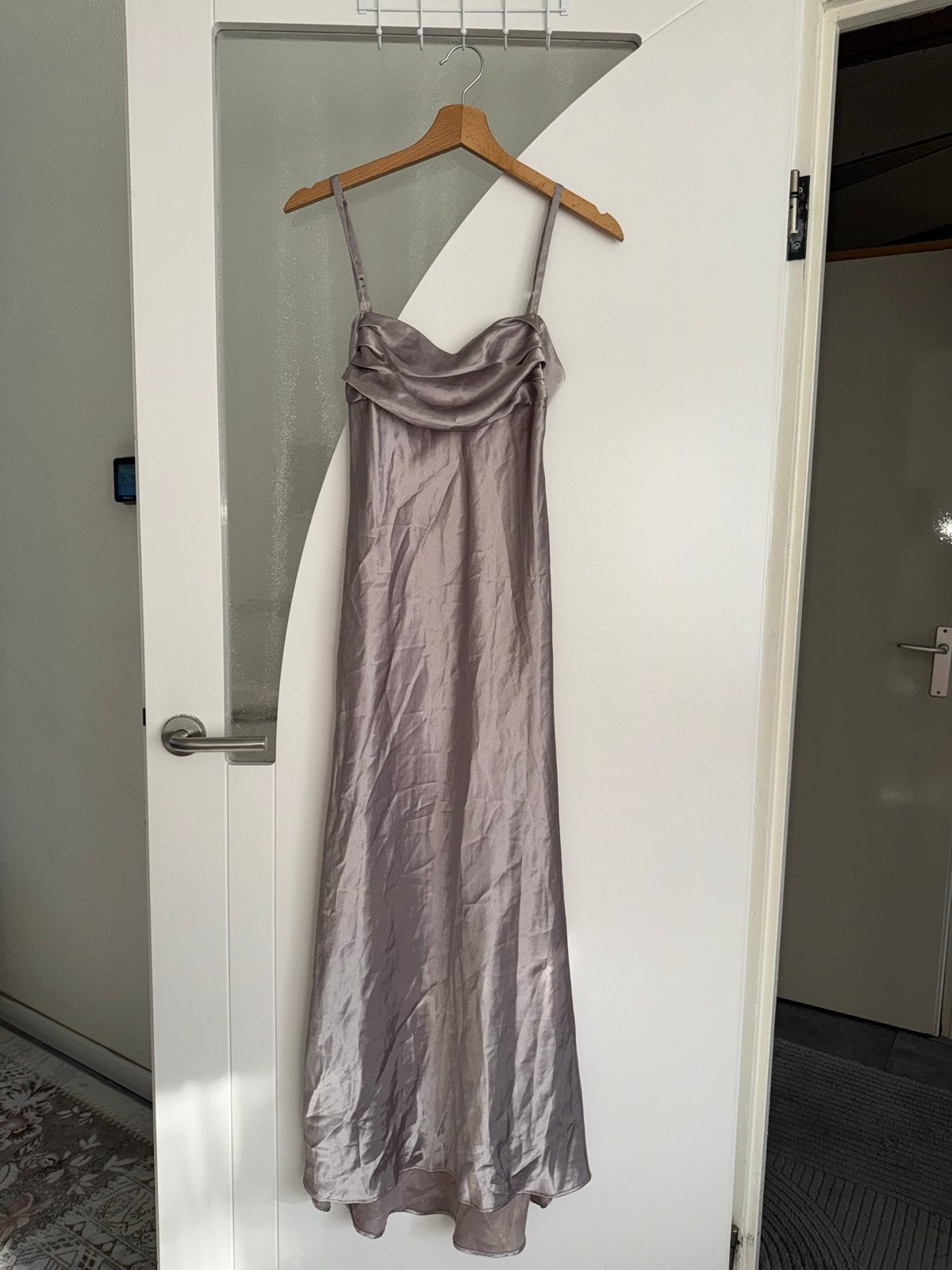 Zara satijnen avondjurk met open rug - Maat XS, Kleding | Dames, Jurken, Paars, Ophalen of Verzenden, Zo goed als nieuw, Maat 34 (XS) of kleiner