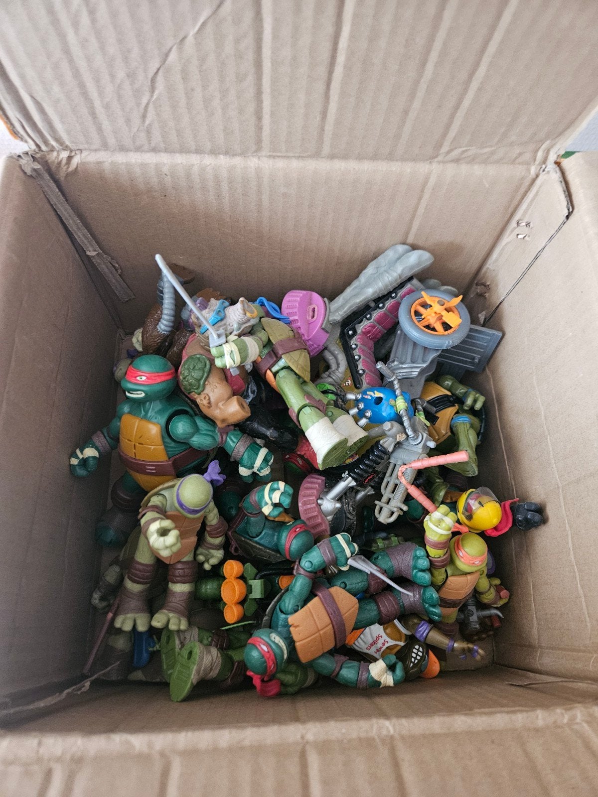Retro Teenage Mutant Ninja Turtles actiefiguren en voertuig, Gebruikt, 16200 Trojan Way, La Mirada, CA 90638, USA, Playmates Toys