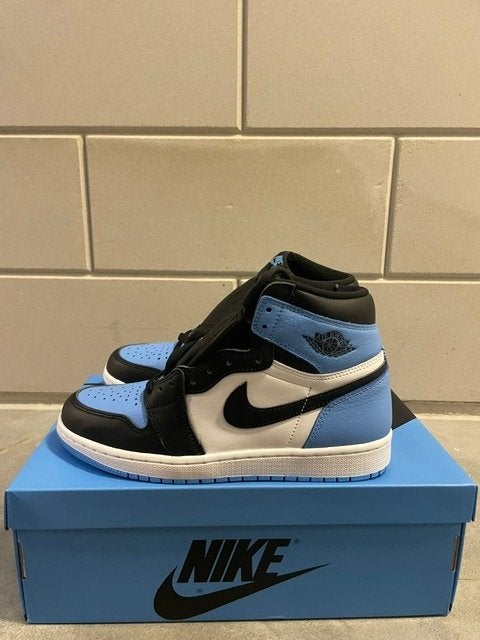 Air Jordan 1 Retro High OG 'UNC Toe' (EU 42), Kleding | Heren, Schoenen, Nieuw, Ophalen of Verzenden, Sneakers of Gympen, Nike Jordan