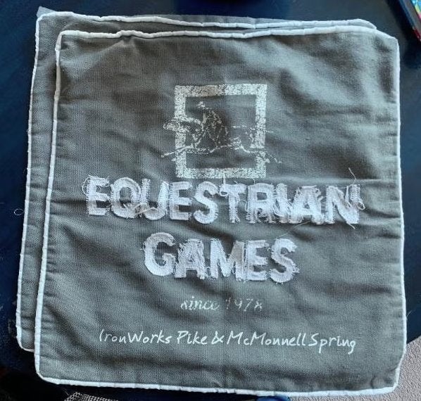 2x beige-groene kussenhoes; Equestrian Games; 45 x 45 cm, Ophalen of Verzenden, Gebruikt, Groen, Vierkant