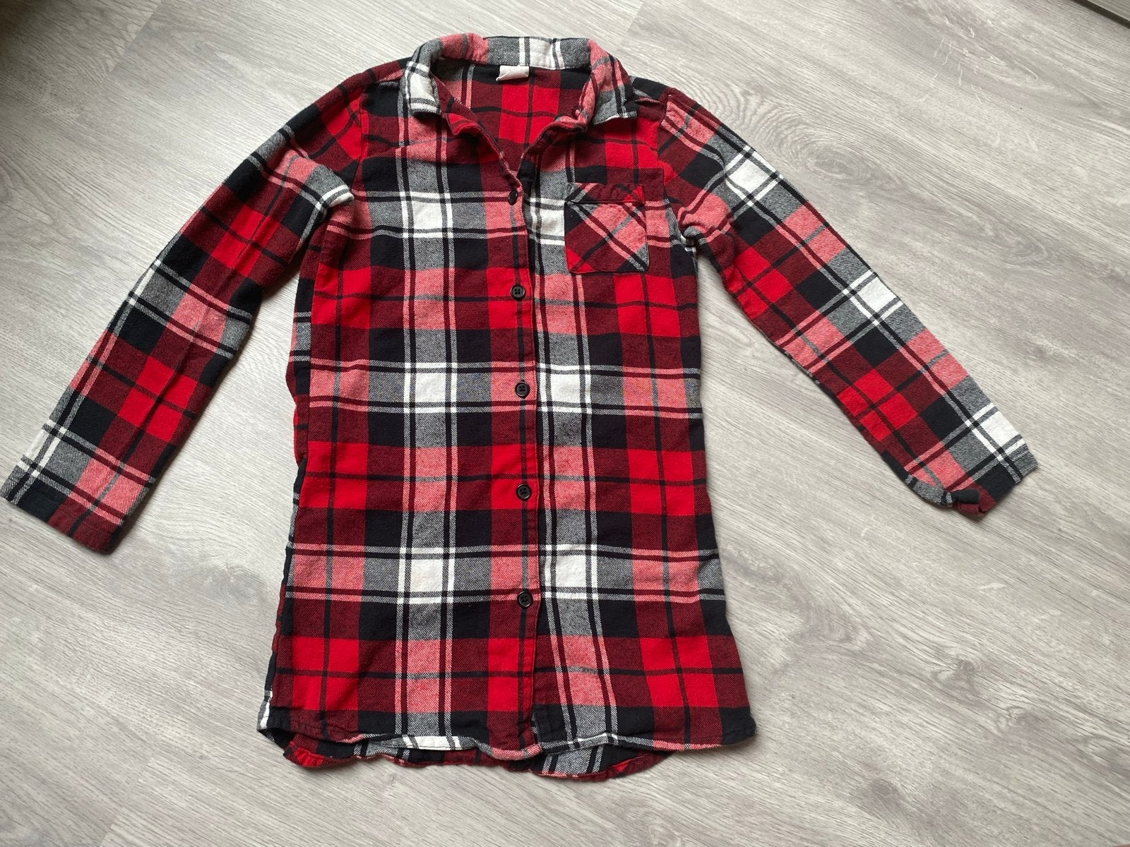 Warme flanellen nachtjapon, rood geruit, maat 134/140, Ophalen of Verzenden, Zo goed als nieuw, Meisje, Nacht- of Onderkleding