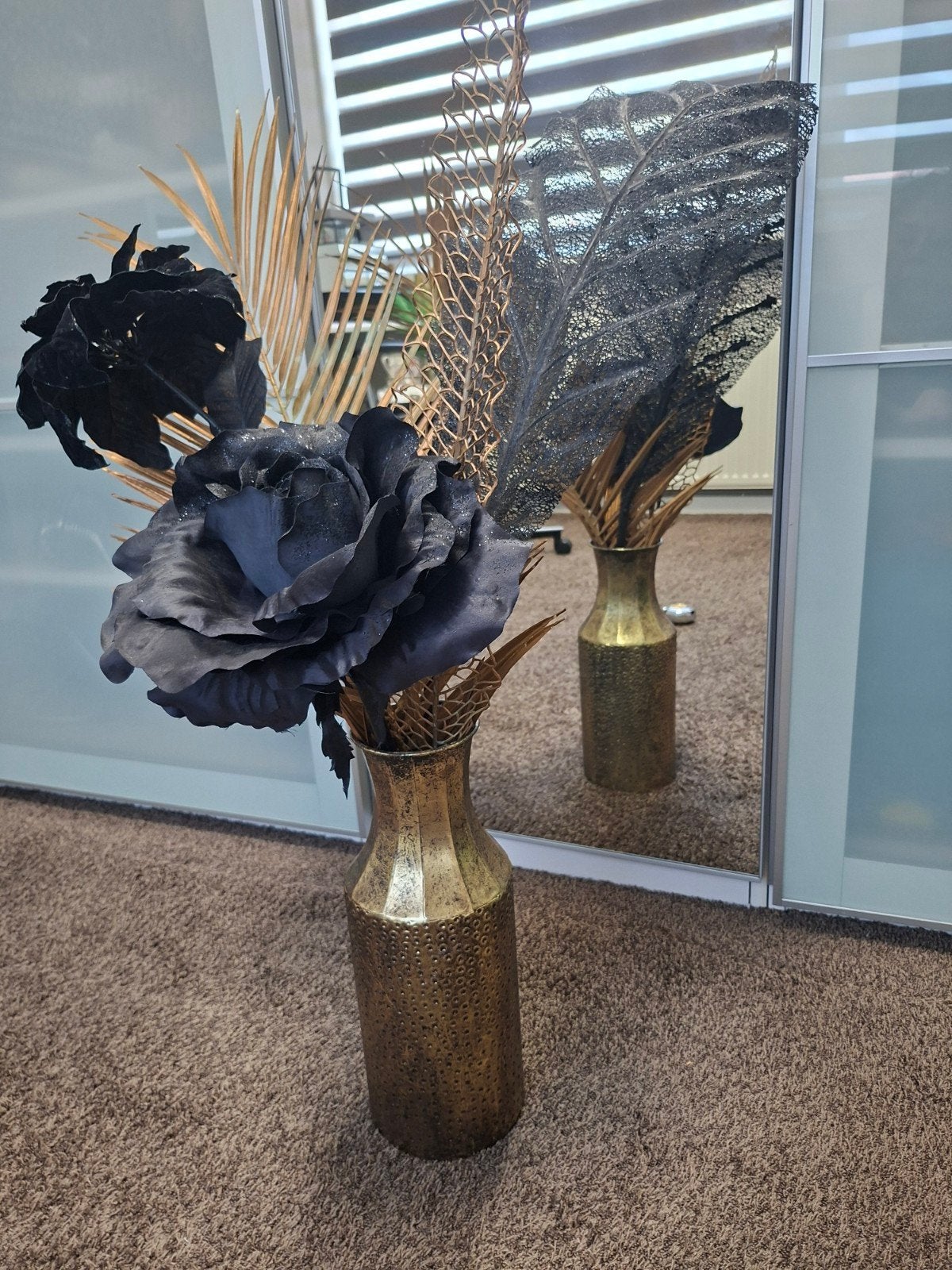 Gouden vaas met kunstbloemen - Decoratieve set, Ophalen of Verzenden, Metaal, Goud, Met patroon/structuur