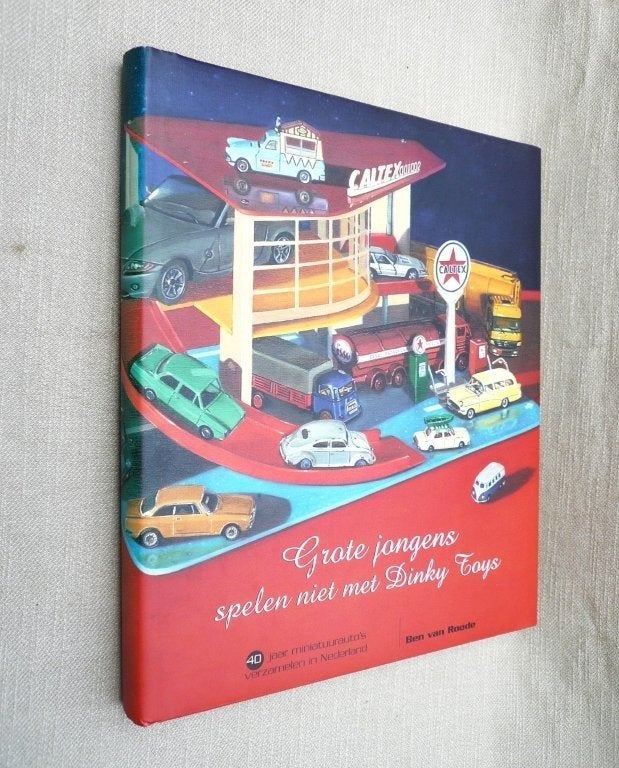 Grote jongens spelen niet met Dinky Toys Boek Namac 40 jaar., Antiek en Kunst, Ophalen of Verzenden