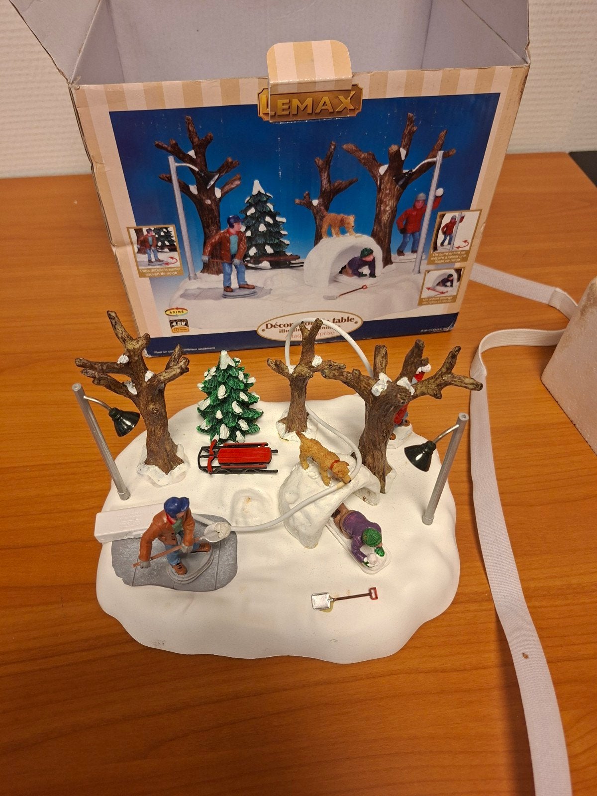 Lemax Huisje Suprise Attack, Diversen, Kerst, Ophalen of Verzenden, Zo goed als nieuw