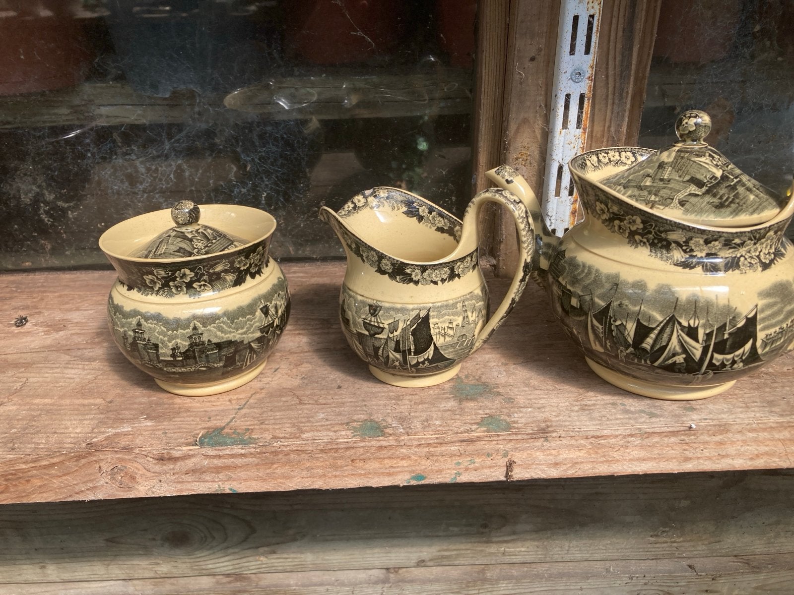 Antiek theeservies met suikerpot, melkkan en theepot, Ophalen