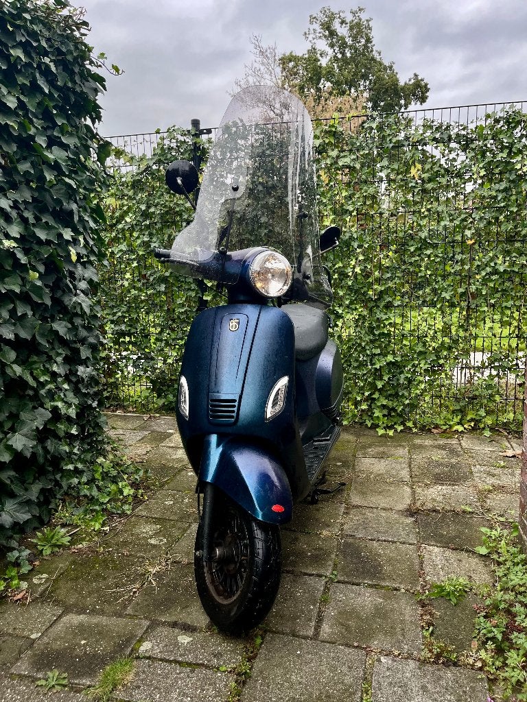 Complete RIVA BTC Scooter 45 km/h (metallic blauw/paars), Fietsen en Brommers, Ophalen, Gebruikt, Maximaal 45 km/u, BTC Riva