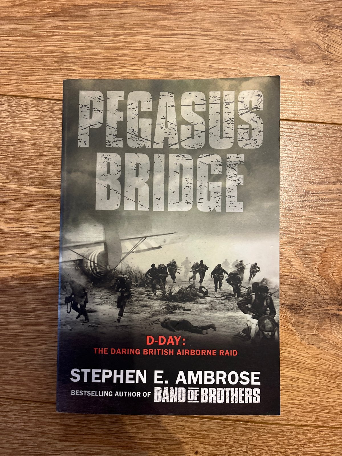 Pegasus Bridge: D-Day's gewaagde Britse luchtlandingsaanval, Ophalen of Verzenden, Tweede Wereldoorlog, Zo goed als nieuw, Landmacht