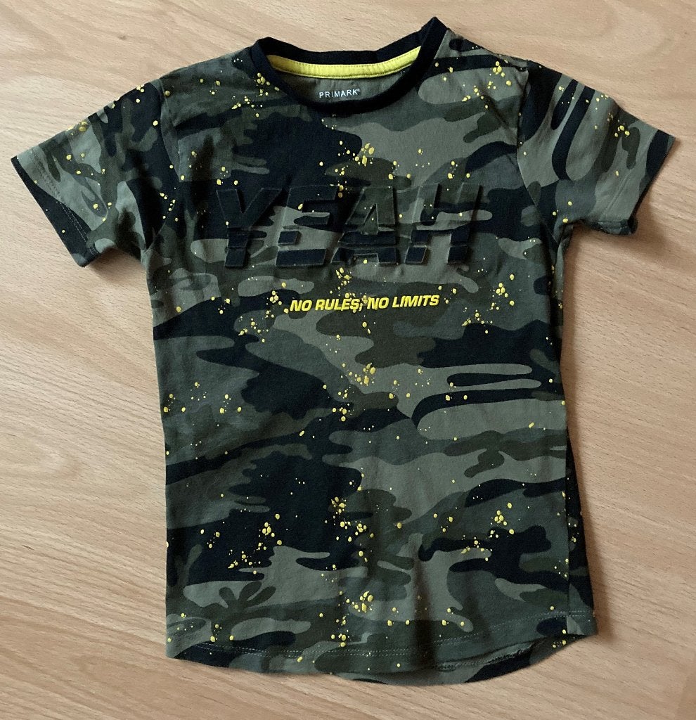 Kaki T-shirt met reliëf tekst + verfspetters mt 116 PRIMARK, Nieuw, Ophalen of Verzenden, Shirt of Longsleeve, Primark