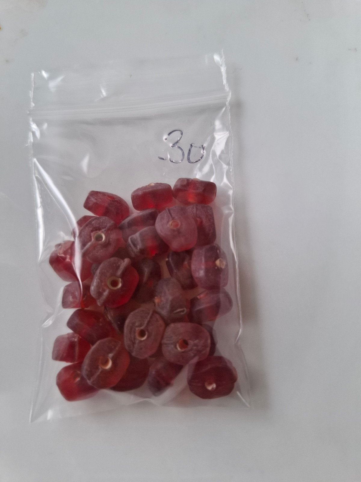 30 stuks glaskralen mat rood kralen chips partij, Kraal, -, -, Ophalen of Verzenden