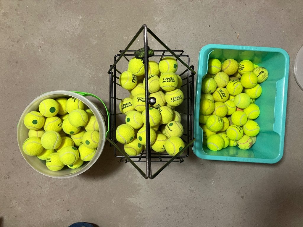 gebruikte tennisballen (groen, geel), emmer en ballenmand, Sport en Fitness, Gebruikt, Ballen, L00, Ophalen