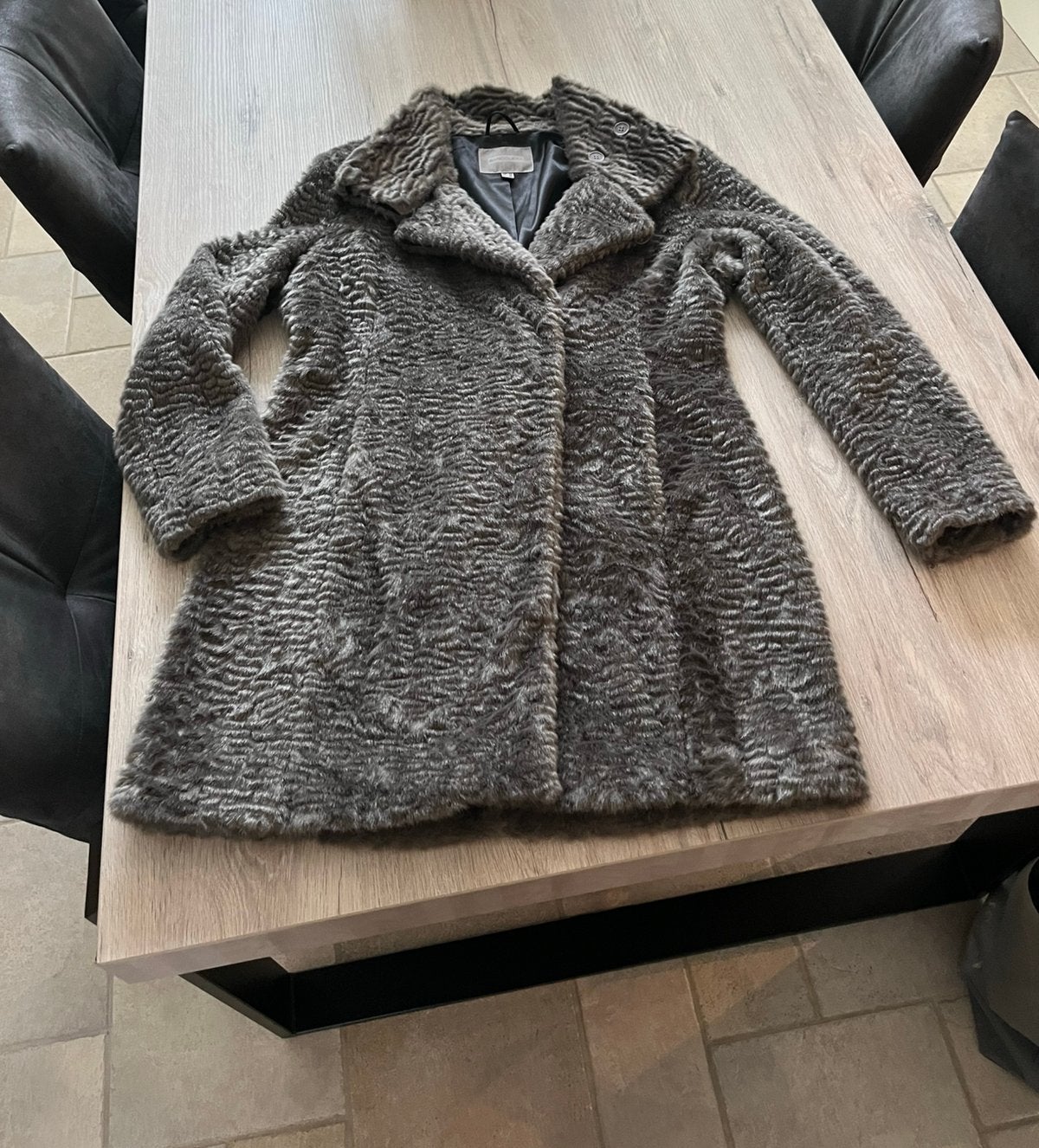 Te koop: grijze Bandolera jas, faux fur/nepbont maat 44, Ophalen of Verzenden, Zo goed als nieuw, Maat 42/44 (L), Grijs