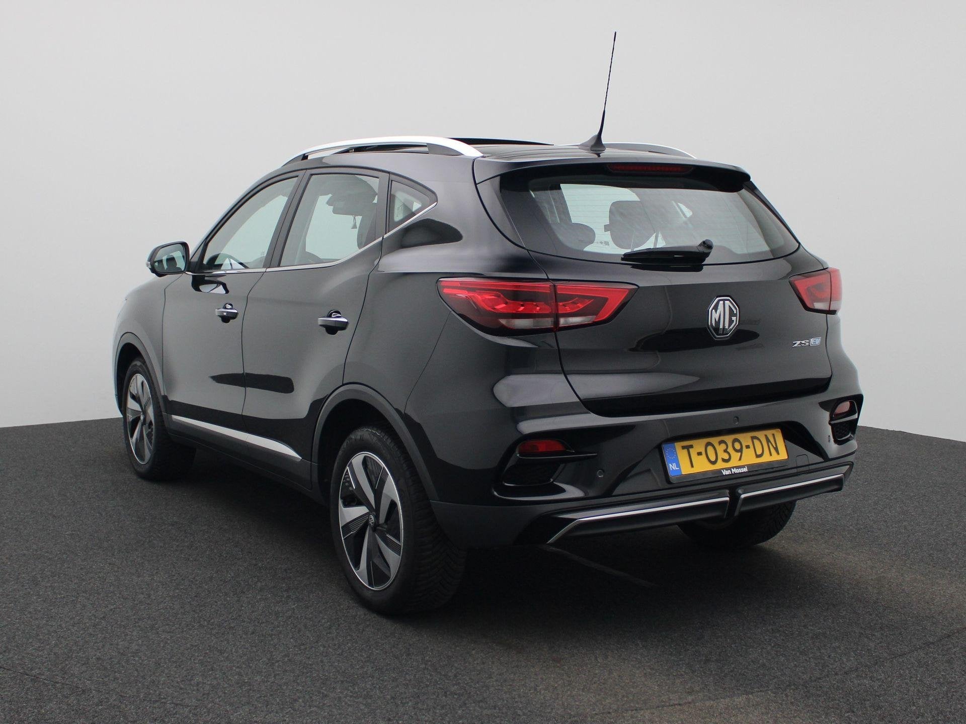 MG ZS EV Long Range Luxury 70 kWh, Auto's, 12 maanden, Gebruikt, ZS, Zwart