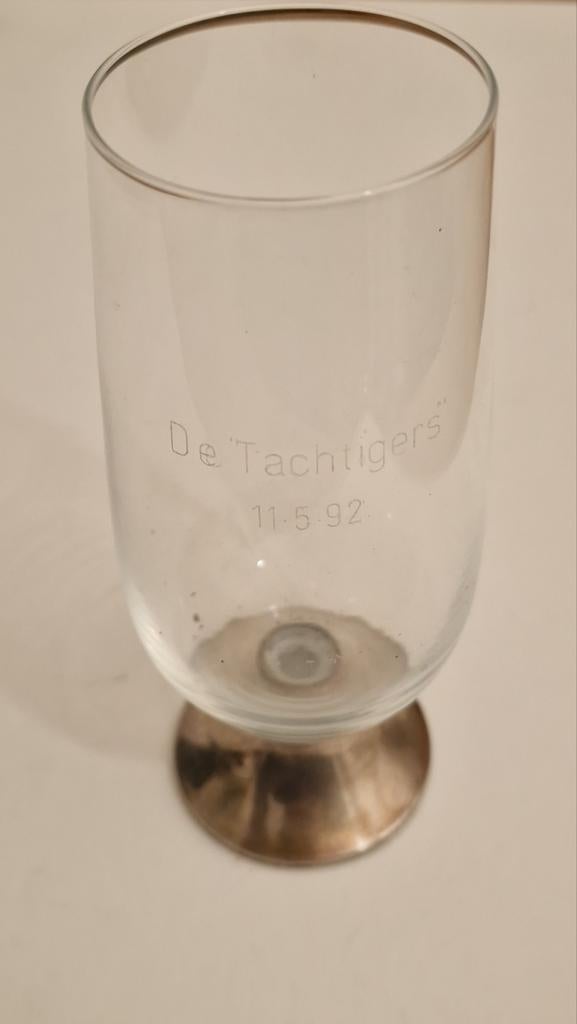 Glas met gravure en zilveren voet, Antiek en Kunst, Antiek | Glas en Kristal, Ophalen of Verzenden