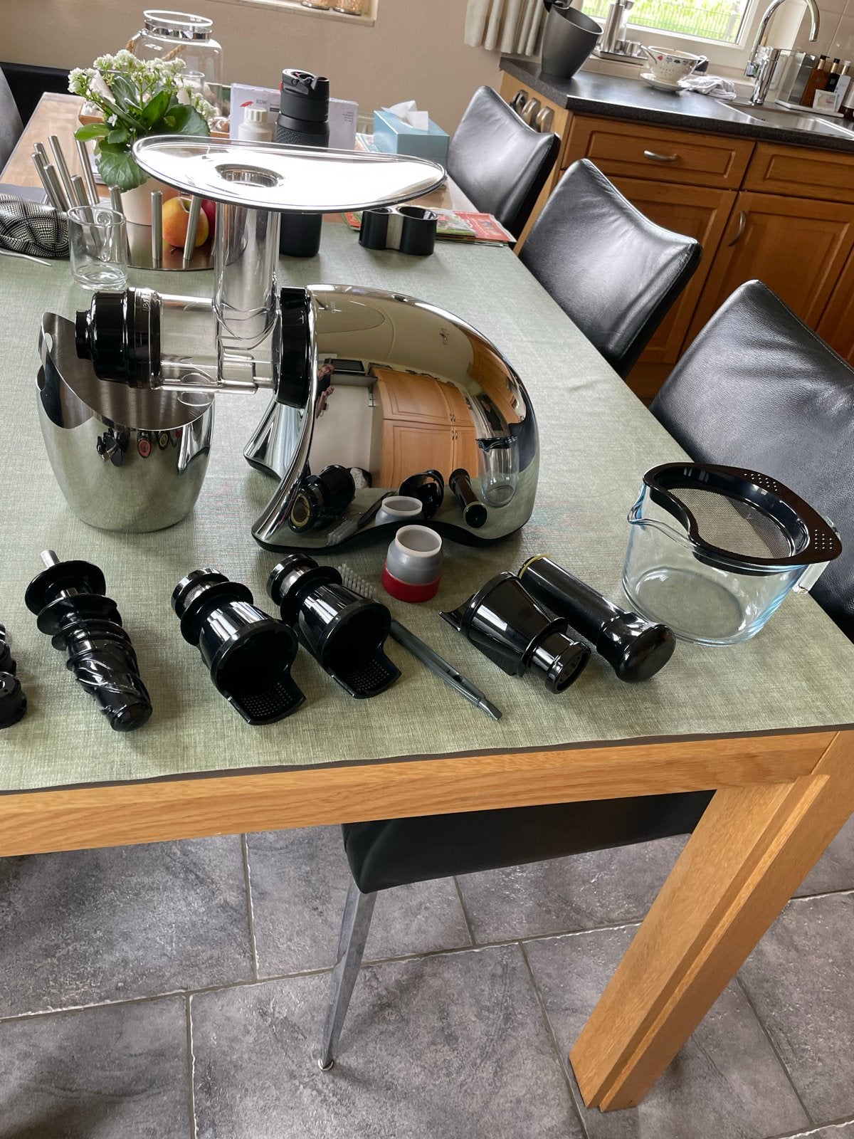 Sana Juicer by Omega (EUJ707) Slowjuicer + receptenboek, Witgoed en Apparatuur, Keukenmixers, Ophalen, Zo goed als nieuw, Vaatwasserbestendig