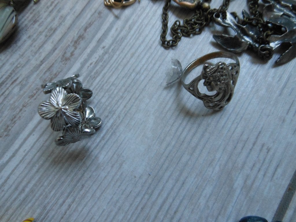 Veel sieraden. Kettingen,oorbellen,armbanden,speldjes,ringen, Ophalen of Verzenden, Zo goed als nieuw, Overige kleuren, Overige materialen
