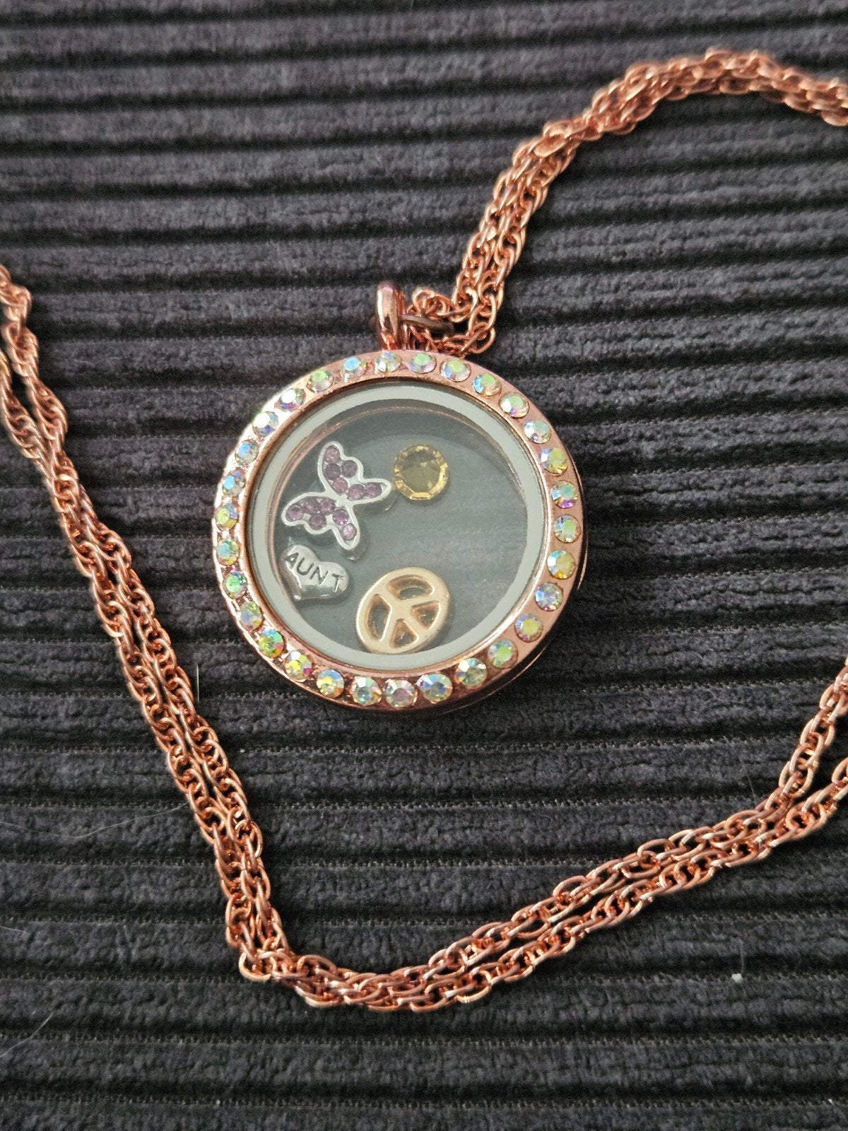 Roségouden Medaillon Ketting met Charms en Kristallen, Overige materialen, Nieuw, Ophalen of Verzenden, Roze