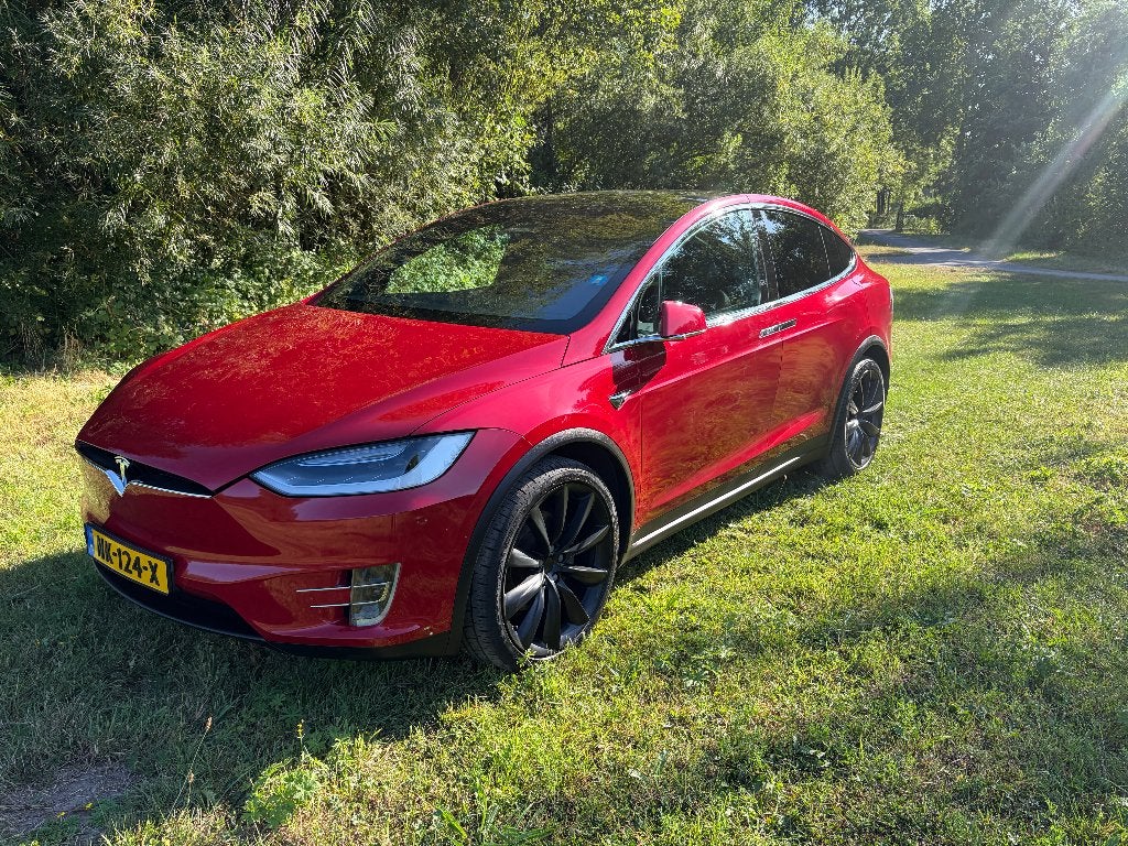Foto 5 van BLOEDMOOIE TESLA MODEL X 90 D - ROOD