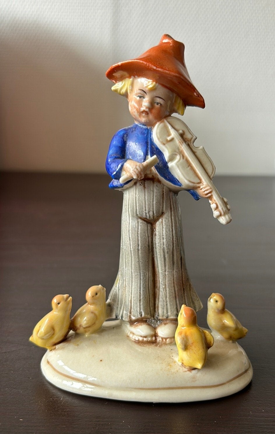 Antiek porseleinen beeldje: Jongen met viool en kuikens, Antiek en Kunst, Ophalen of Verzenden