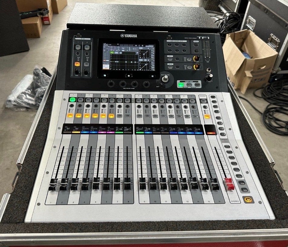 Yamaha TF1 digitale mixer met flightcase, Ophalen of Verzenden, Gebruikt