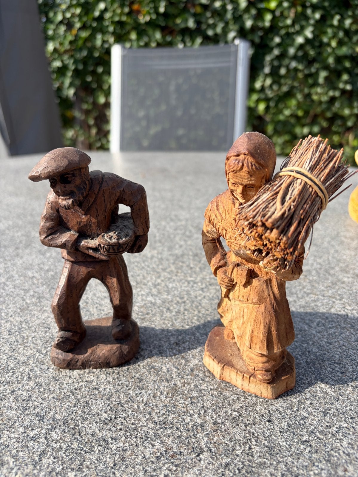 Houten beelden: Man met vis en vrouw met takkenbos, Groep mensen, Minder dan 20 cm, Ophalen of Verzenden, Handgemaakt