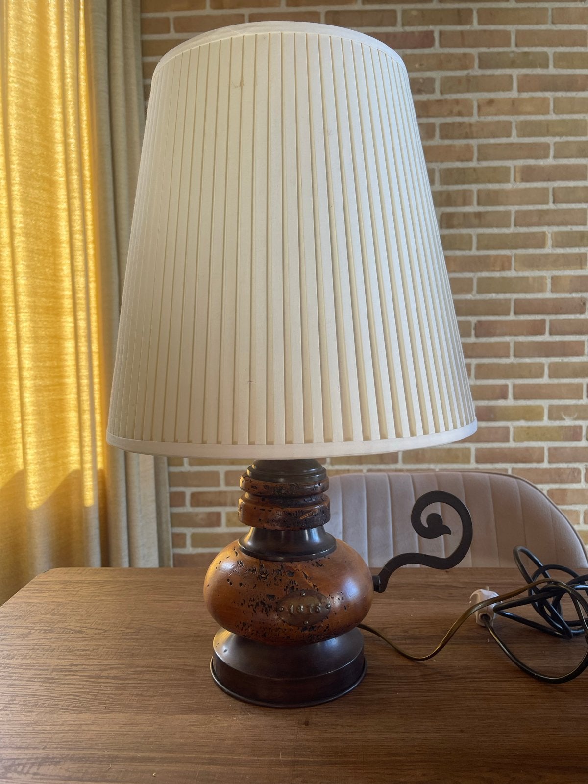 Vintage Tafellamp met Houten Voet en Plissé Kap, Ophalen, Gebruikt, Hout, 50 tot 75 cm