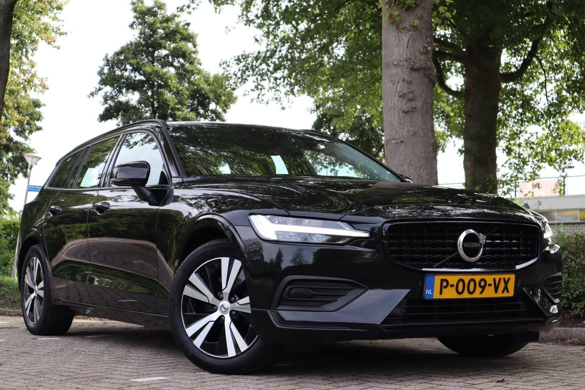 Volvo V60 2.0 B3 Momentum Advantage | Trekhaak | Carplay |, 12 maanden, Euro 6, 4 cilinders, Zwart