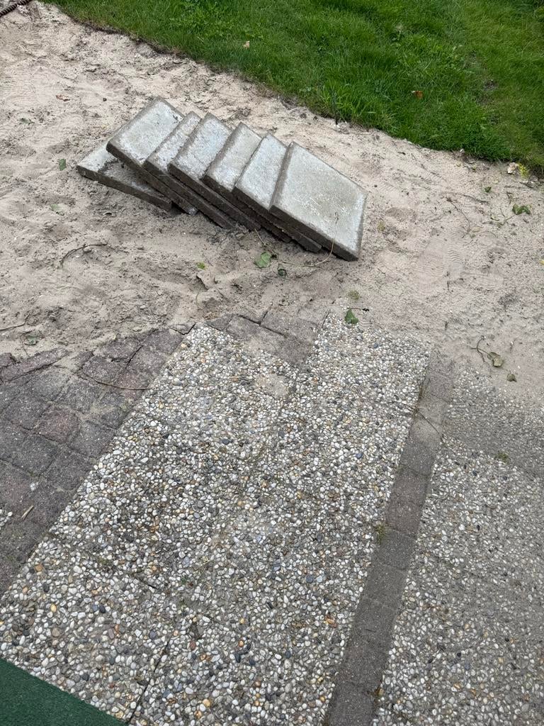 Ongeveer 50 gratis terrastegels/klinkers op te halen, Tuin en Terras, Grind, Keien en Split, Ophalen, Zo goed als nieuw